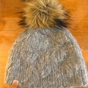 Stylish Gray Knit Beanie with Faux Fur Pom-Pom